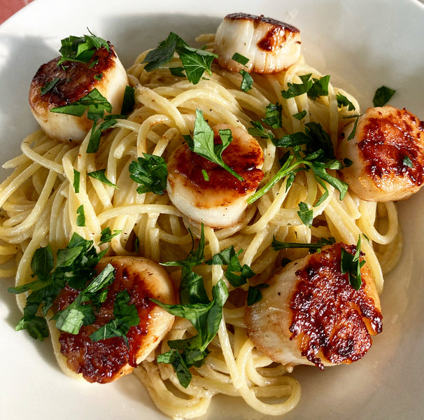 Seared Scallops with Garlic Cream Sauce